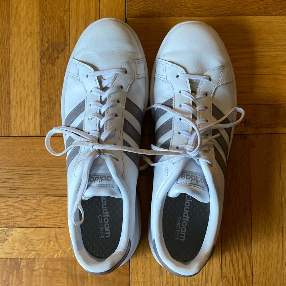 Women’s Adidas Grand Court Sneaker Cloud comfort . Size 11. Gray & white